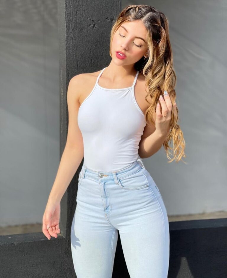 Jeans et blouse — #5 Photos d'Alejandra Duque qui confirment qu'elle est l'une des plus belles de Colombie