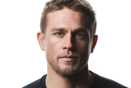 Las 10 mejores series y películas de Charlie Hunnam, según la critica