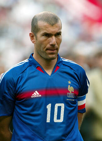 Zinedine Zidane — #4 Los mejores jugadores de la historia del futbol que han usado el número 10